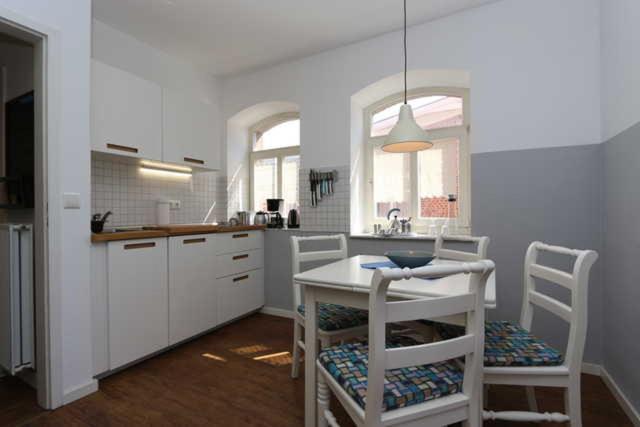 Min Ailoen Min Ailoen, 6 *